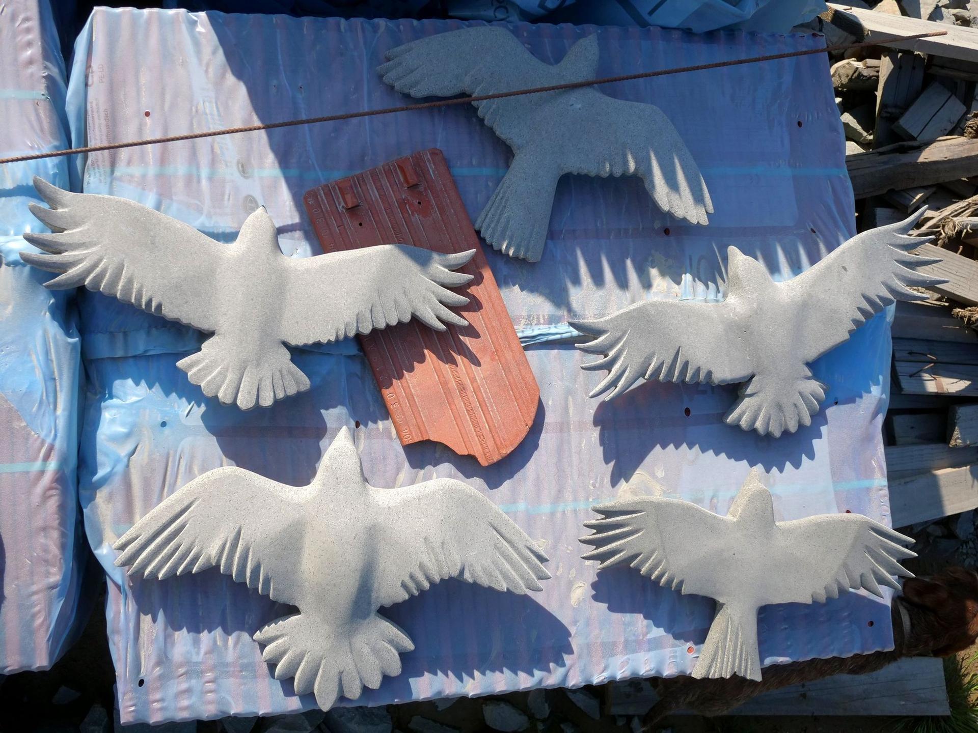 Păsări create de Ivan din resturi de andezit.