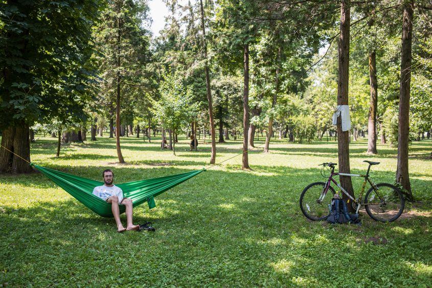 Vara, Parcul Central din Cluj devine paradisul hamacelor. Foto: Raul Ştef