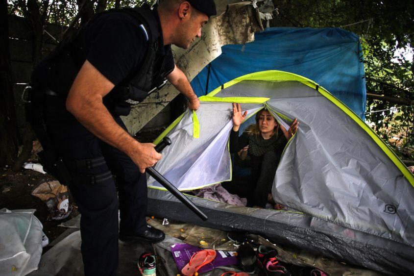 Jandarmi și polițiști vizitează o tabără de refugiați improvizată la marginea Timișoarei. Fotografie: Virgil Simonescu / Inquam Photos