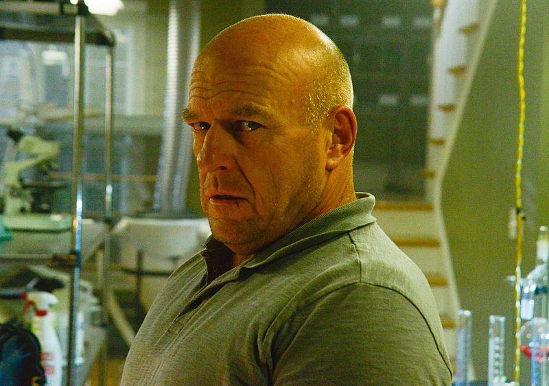 Dean Norris, în rolul lui Big Jim.