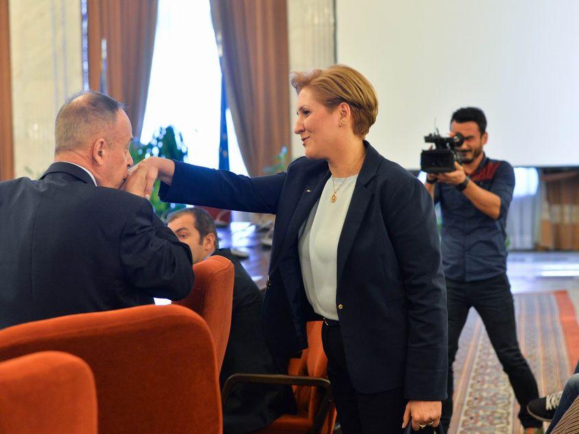 Predare de ştafetă: Radu Boroianu, fost preşedinte al ICR, şi Liliana Ţuroiu, probabil viitorul preşedinte. Foto: Lucian Muntean