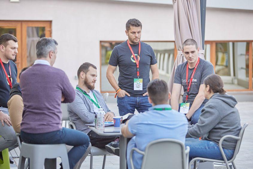 O sesiune neconvențională de Office Hours, pe terasa Rubik Hub, susținută de Tudor Goicea - CRO TypingDNA, în cadrul Startup Spinner Makeathon 2019. Foto Vlad Gliga