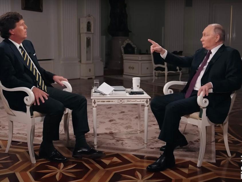 La aproape doi ani de când a invadat Ucraina, Vladimir Putin și-a făcut timp de un podcast cu Tucker Carlson. Foto: captură Youtube