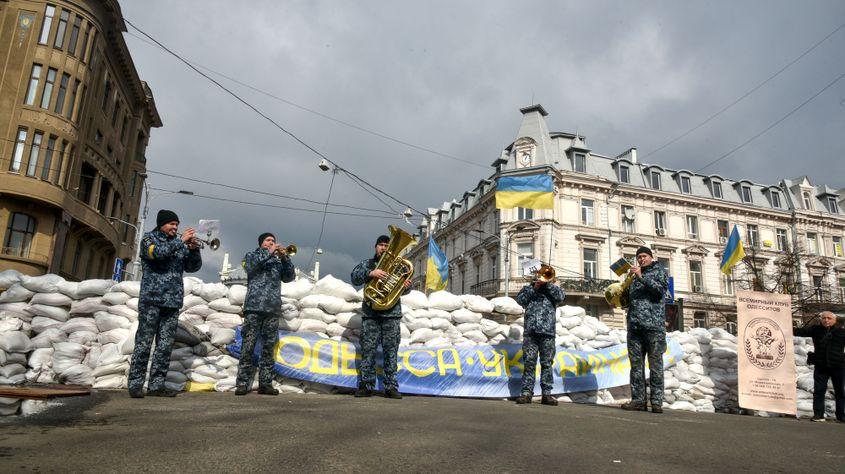 Marinarii ucraineni și civili cântă într-o fanfară în fața baricadelor din Odesa, 8 martie 2022. Foto: Maksym Voitenko - Anadolu Agency