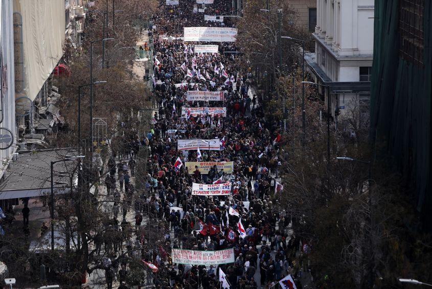 Peste 60.000 de oameni au protestat pe 8 martie în Atena împotriva condițiilor care au dus la tragedia feroviară de pe 28 februarie, soldată cu 57 de morți. Foto: EPA/ORESTIS PANAGIOTOU