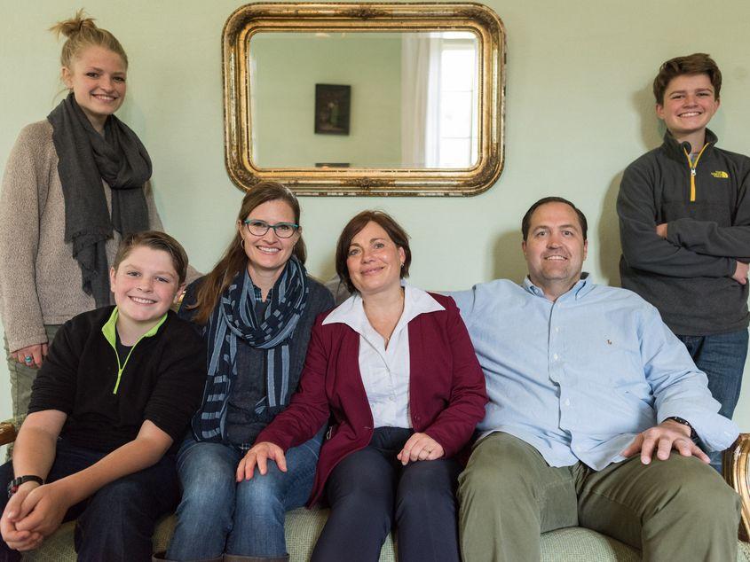 Familia Reid și Caroline Fernolend (cu cămaşă albă). Foto: Raul Ștef 