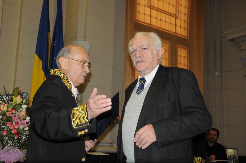 Actualul președinte al Academiei Române, Ionel Valentin Vlad (în stânga), și predecesorul său în funcție, Ionel Haiduc. Foto: Lucian Muntean