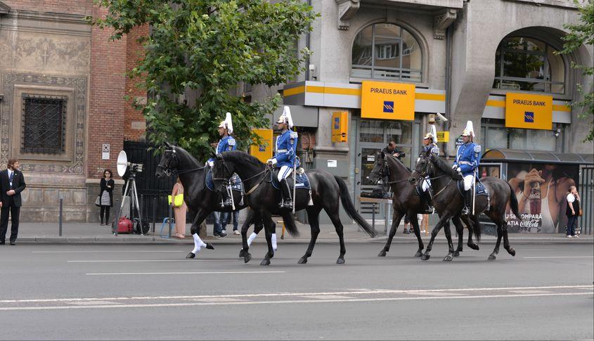 Prin centrul Bucureștiului au trecut ofițeri călare. Foto: Iulia Marin