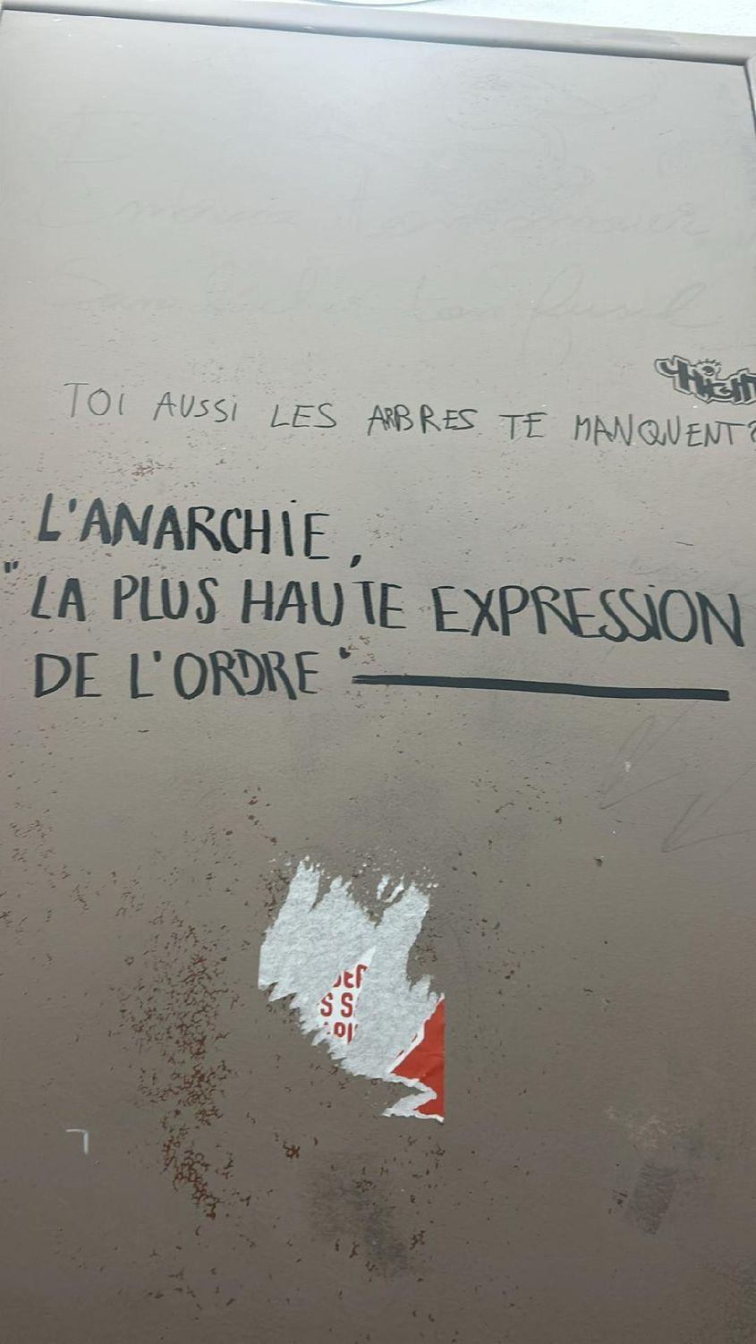 Studenții din Franța își exprimă în toate felurile convingerile și ideile, inclusiv pe pereții facultății. 