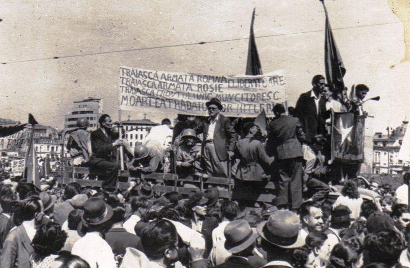 Manifestație pentru primirea Armatei Roșii în București, august 1944. Foto: Fototeca IICCMER (c)