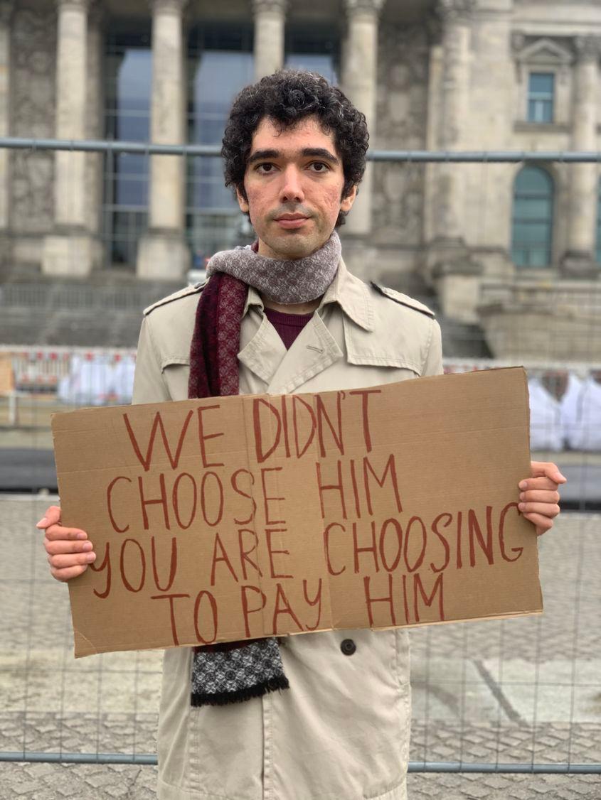 La un protest în Berlin în 2022. Pe placardă scrie în engleză „Noi nu l-am ales. Voi ați ales să-l plătiți”, cu aluzie la faptul că Vestul continuă să cumpere combustibili fosili din Rusia. Foto: arhiva personală a lui Arșak