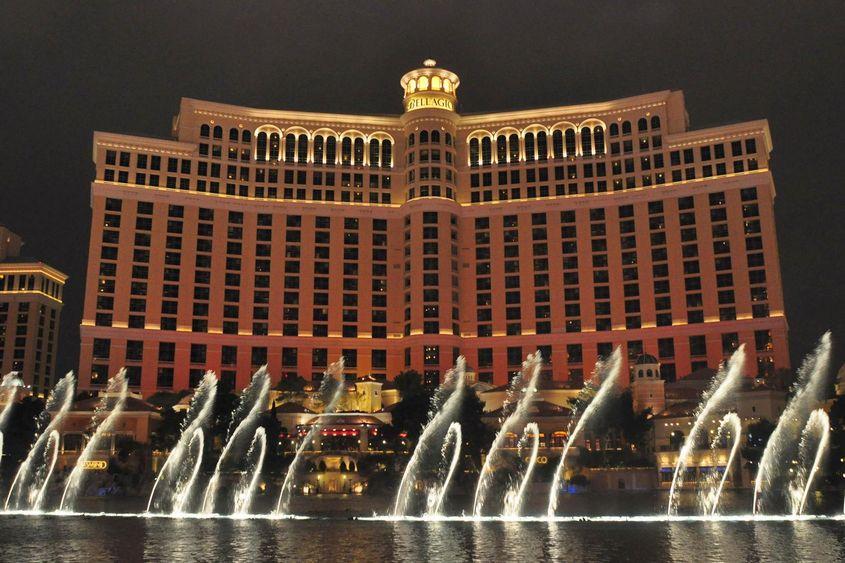 Spectacolul fântânilor arteziene dansatoare de la hotelul Bellagio e unul dintre puținele lucruri pe care le poți primi gratis în Vegas.