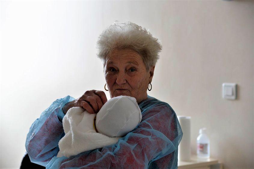 Ioana Antonescu, 73 ani, are 10 nepoți acasă și încă unul "adoptat". Foto: Lucian Muntean