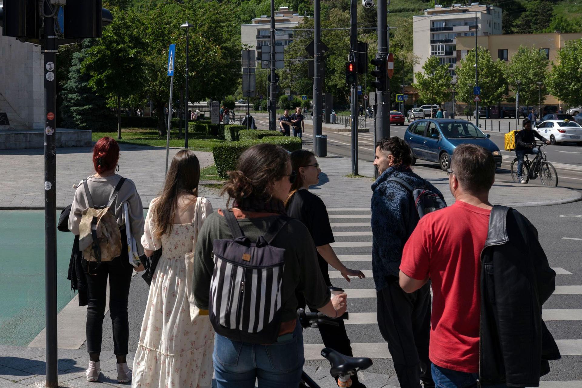 Tineri trec strada în Cluj-Napoca, pe 10 mai, 2024.