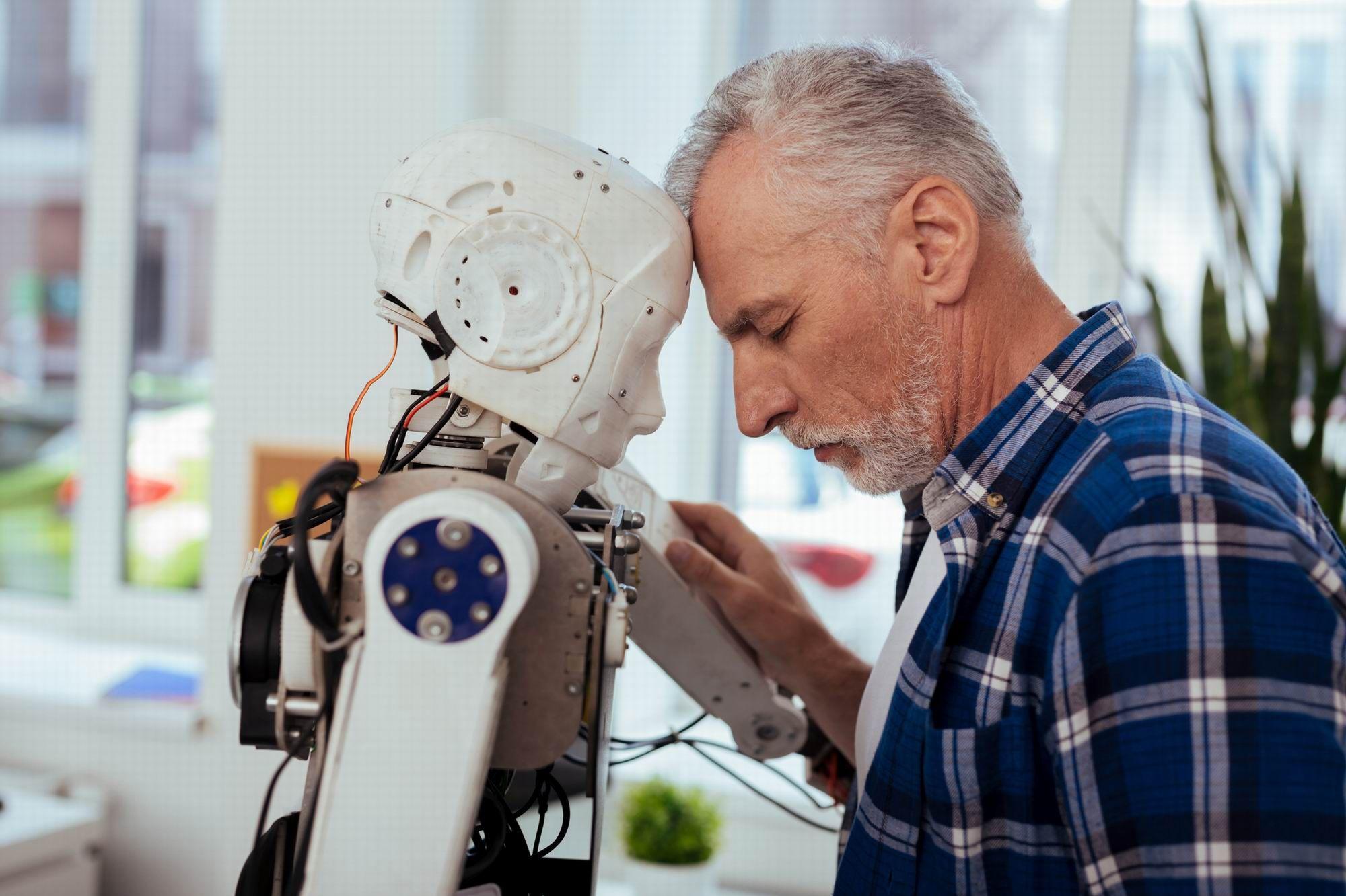 Roboții sociali vor avea un rol tot mai mare în îngrijirea seniorilor, ne spun experții. Foto:  Dmytro Zinkevych / Dreamstime.com