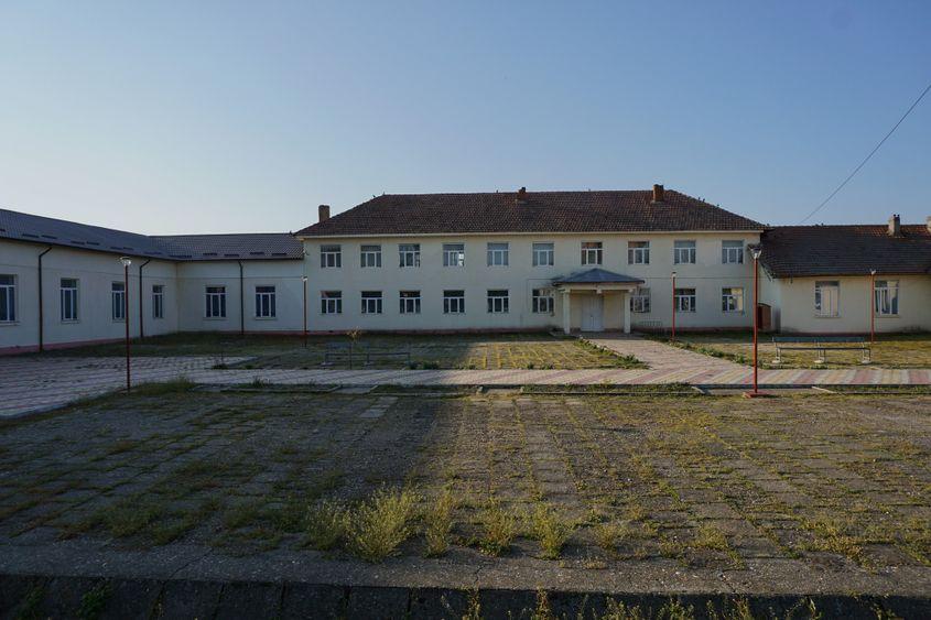 Școala comunei Traian a rămas mult prea mare pentru câți elevi mai numără acum satul. Foto: Maria Tufan