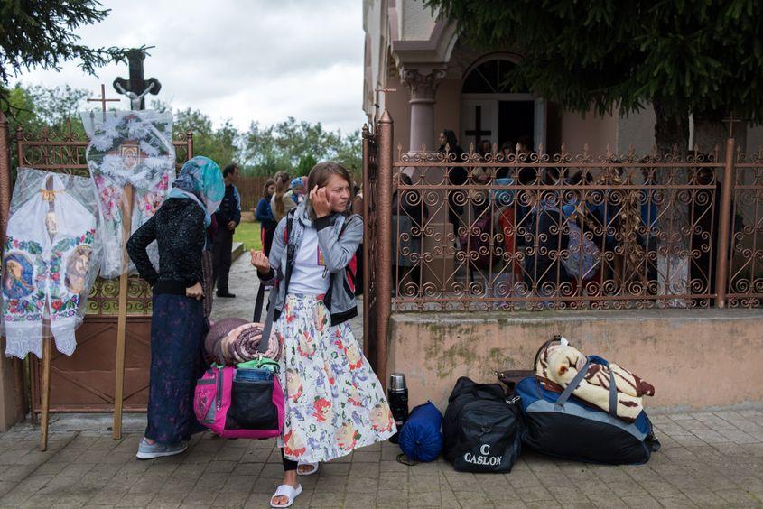 Curtea bisericii din Valcău de Jos, înainte de plecarea pelerinilor, joi, 11 august. Foto: Raul Ștef