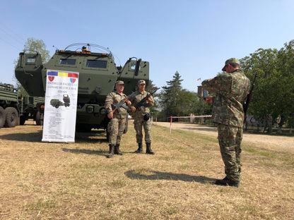 Reportaj: „Bă, ce ușă groasă!” Rezerviștii boomeri ai Armatei Române, care s-au antrenat pe tunuri sovietice, fac cunoștință cu HIMARS. General: „Să zicem că încă 10 ani ne mai putem baza pe ei”