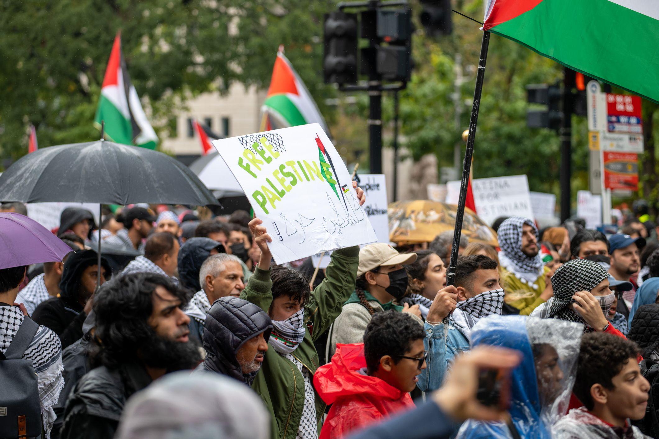 Nu doar în România oamenii au ieșit să protesteze în solidaritate cu cauza palestiniană. În imagine, un protest pro-palestinian în Londra, 14 octombrie 2023. Foto © Sabih Jafri | Dreamstime.com