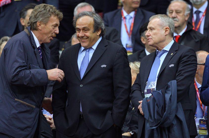 Michel Platini, de vorbă cu Zbigniew Boniek, legendă a fotbalului polonez și vicepreședinte UEFA, și Hryhoriy Surkis, la vremea aceea vicepreședinte UEFA și președinte al Federației de Fotbal din Ucraina. Oligarhul Surkis a fugit în Rusia la începutul războiului din Ucraina, fiind bănuit că a fost agent KGB. Foto © Katatonia82 | <a target="_blank" rel="noreferrer noopener" href="https://www.dreamstime.com" target="_blank">Dreamstime.com</a>