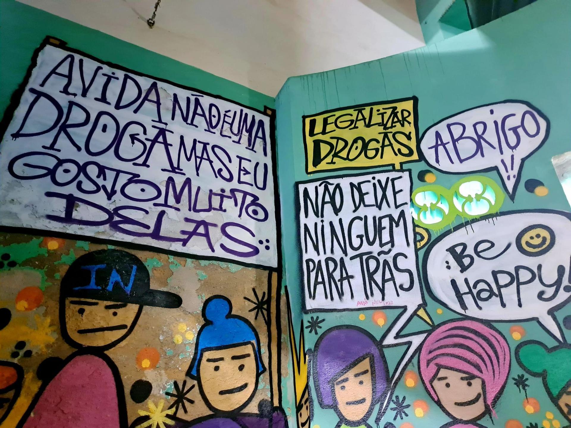 Mural în camera de consum de la IN Mouraria, realizat de un grup de artiști francezi: „Viața nu este un drog, dar [drogurile] îmi plac foarte mult"