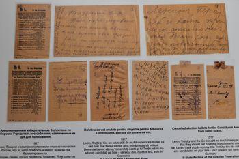 1917. Buletine de vot anulate la alegerile pentru Adunarea Constituantă, extrase din urnele de vot. Pe unele dintre ele scrie: "Lenin și Troțki au adus atât de multă nenorocire Rusiei că nici n-ar mai trebui să aibă îndrăzneala să voteze. Domnule Lenin, vă rog transmiteți-i asta și lui Troțki: să nu ne aduceți candidați pe liste - că locul dvs. nu este aici, este în Germania".