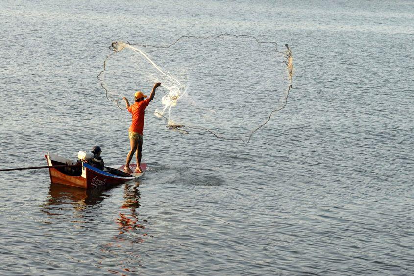 Krabi: pescar cu plasă, aflat mereu într-un echilibru uimitor de precar.