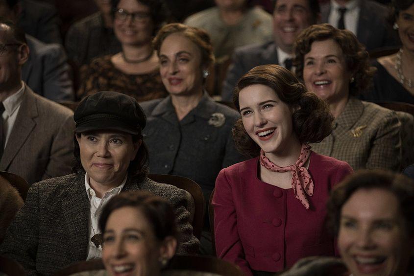 Alex Borstein și Rachel Brosnahan, într-o scenă din film.