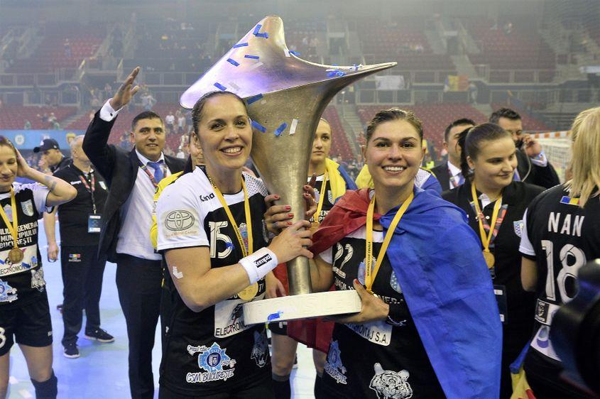 Aurelia Brădeanu, Oana Manea și trofeul Ligii Campionilor. Foto: Raed Krishan