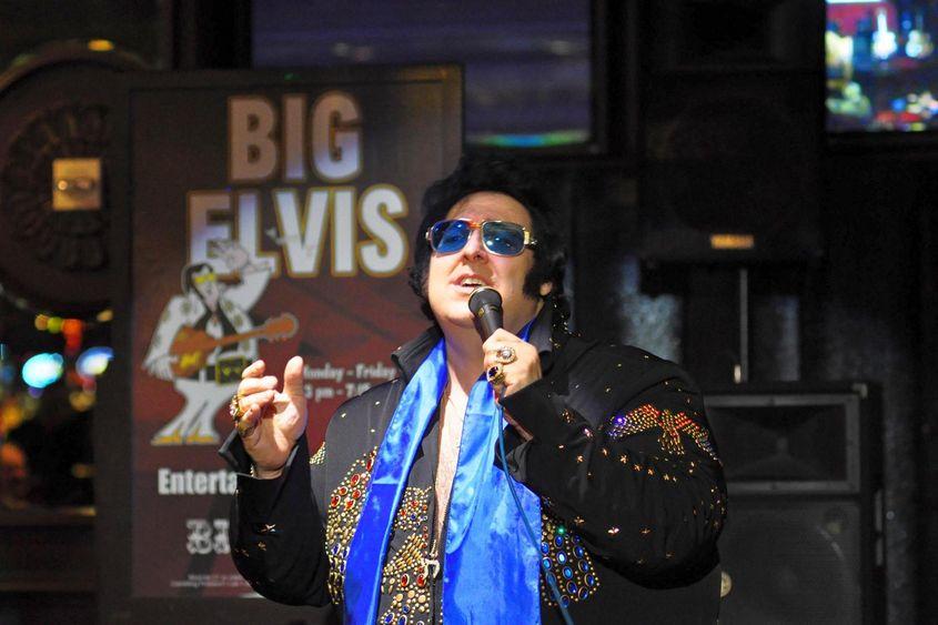 La Harrah’s – poate cel mai kitch cazinou din Vegas – cântă Pete, supranumit Big Elvis. Are vreo 140 de kile și un vibrato în voce de face să-ți tremure chiloții.