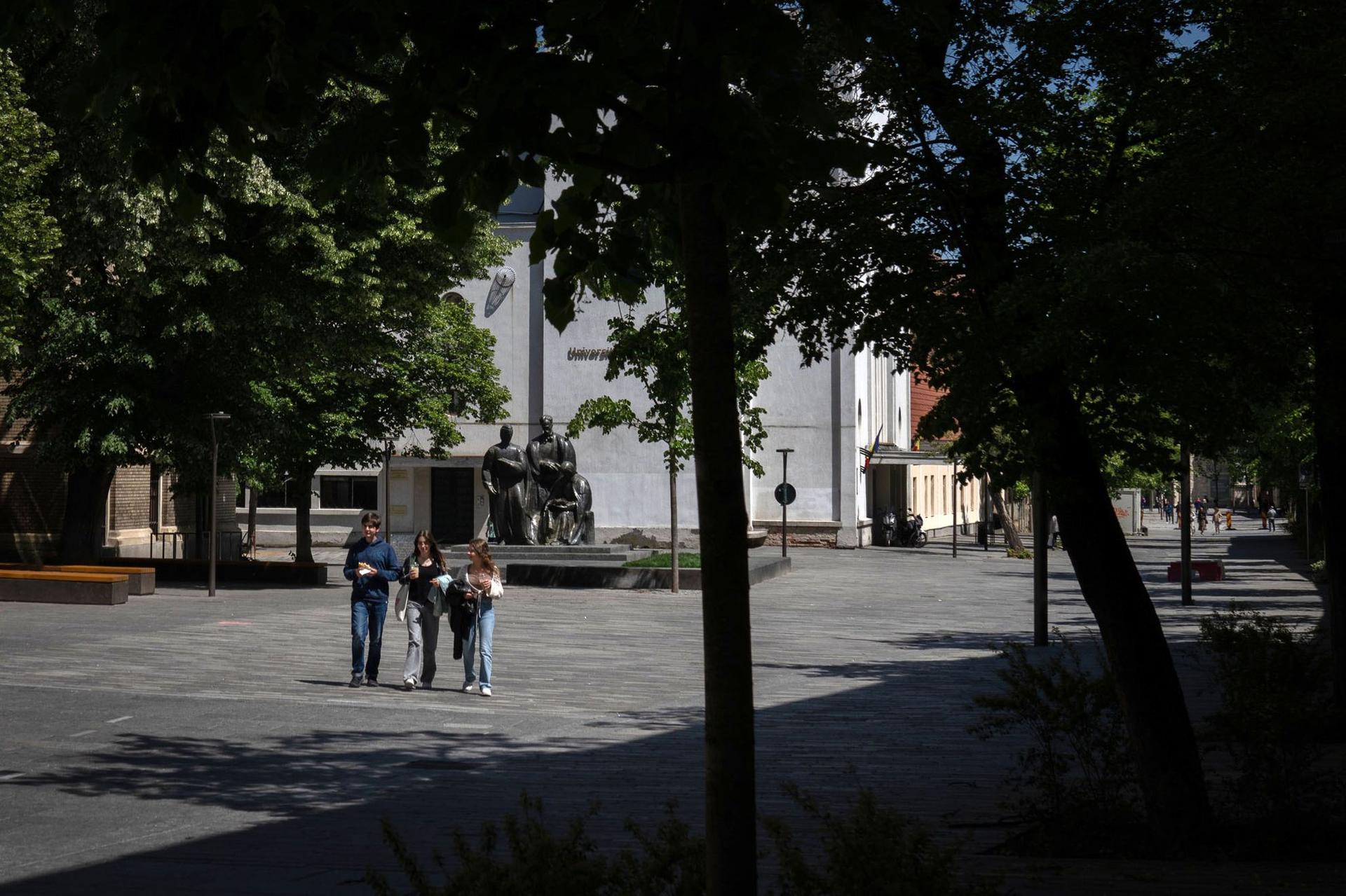 Tineri trec pe lângă clădirea UBB, din Cluj-Napoca, pe 10 mai, 2024.