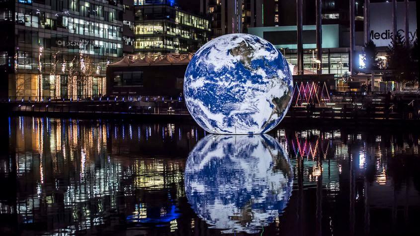 „Floating Earth” e o reprezentare 1:1 a planetei care ne este casă, creată de artistul britanic Luke Jerram. Iar între 3 și 12 octombrie va pune stăpânire pe râul Bega.