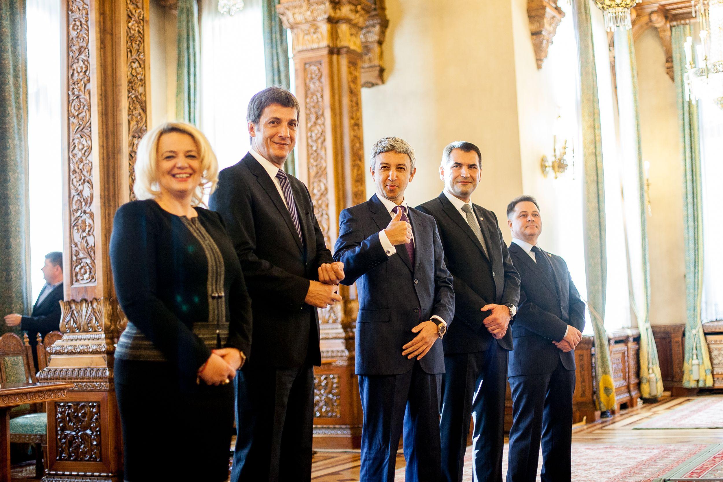 Dan Diaconescu, președinte fondator al Partidului Poporului, gesticulează înainte de consultările cu președintele României Klaus Iohannis, la Palatul Cotroceni, în București, luni, 12 ianuarie 2015. Foto: Ovidiu Micsik / Inquam Photos