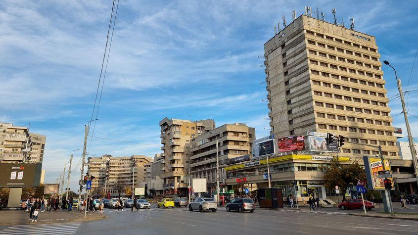 Iașul nu a dus lipsă de intervenții brutale în trama urbană, clădiri neintegrate nici acum în specificul arhitectural al orașului. Foto: Adrian Mihălțianu