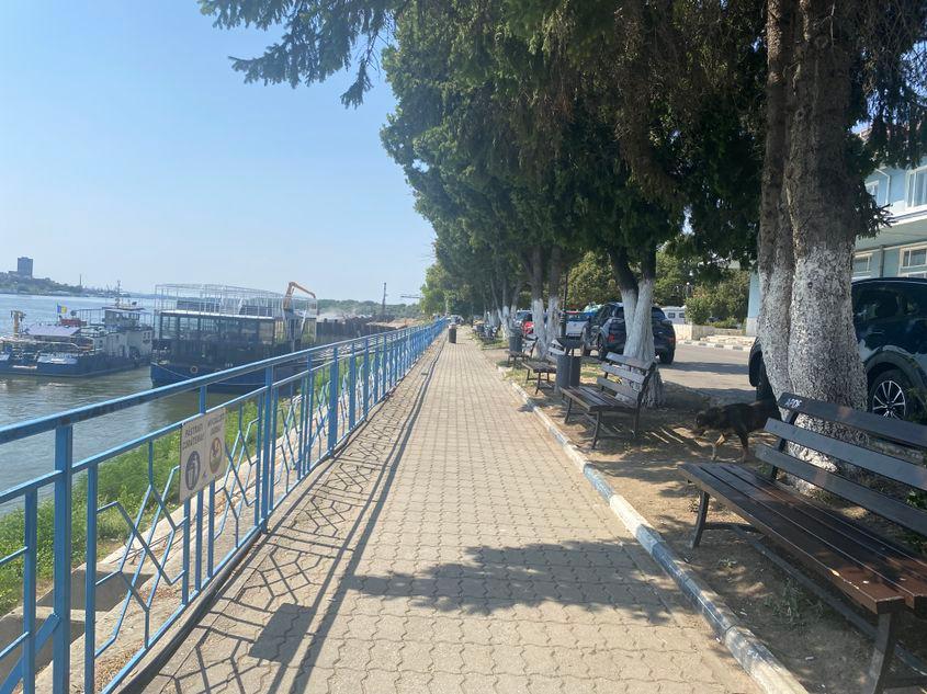 Pentru ei și turiștii de ocazie care se nimeresc prin oraș, parcul și portul lăsat în paragină sunt singurele atracții sau moduri de a-și petrece timpul liber. Foto: Luiza Popovici