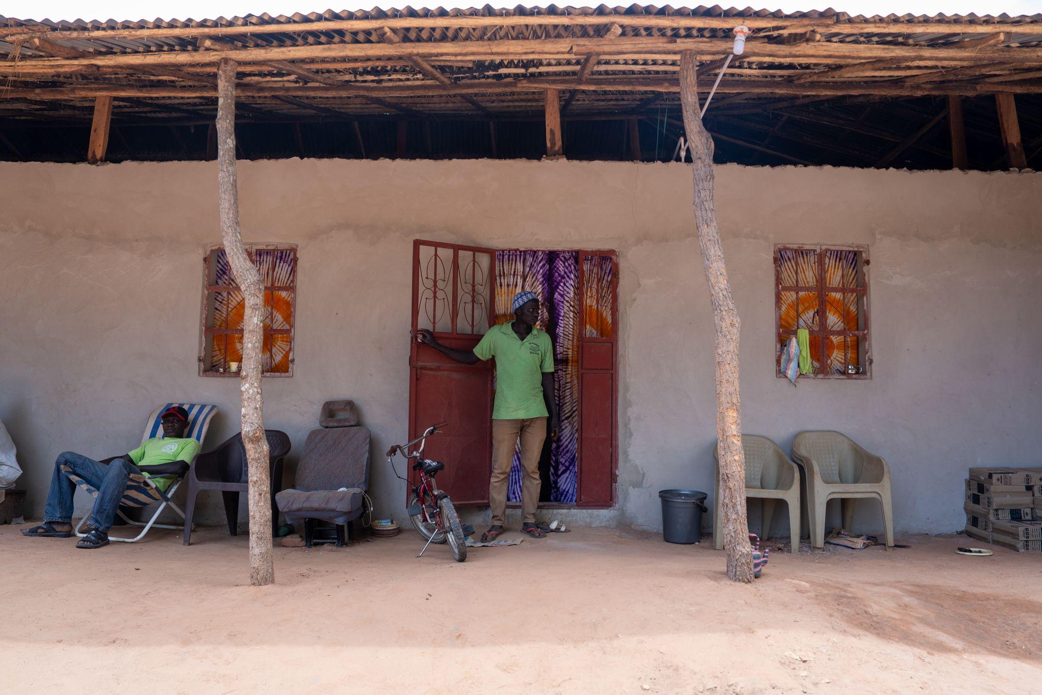 Lamin Sanyang, refugiat din Gambia în casa lui temporară din satul Kayanga, până își construiește o nouă casă. Foto: Andrei Popoviciu