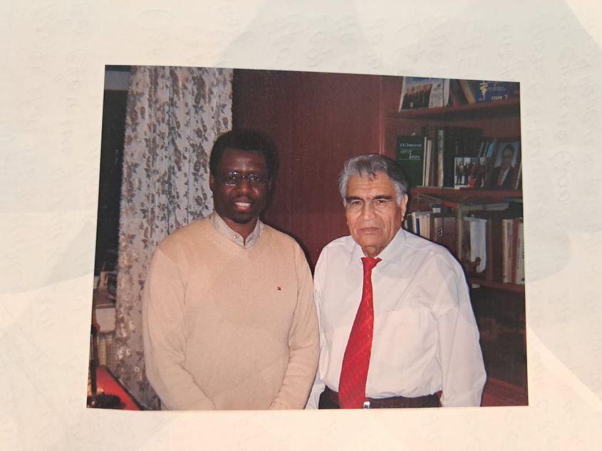 Profesorul Taschiev cu studentul său preferat din Sudan. Foto: arhiva personală Rakhman Taschiev