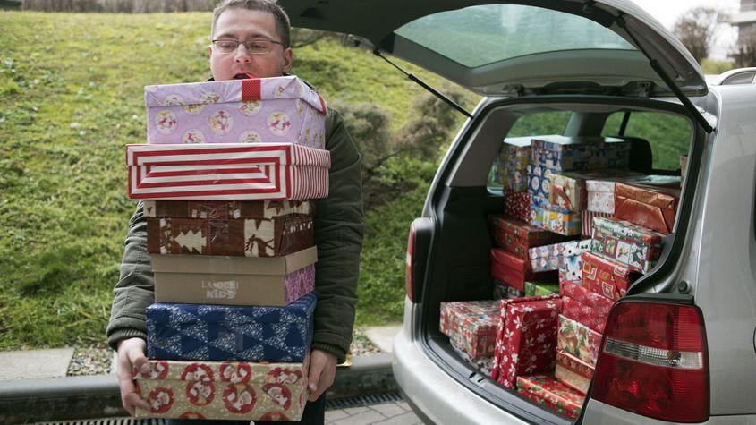 Valentin Vesa, înainte de Crăciun, în perioada distriburii cadourilor ShoeBox. Foto: Raul Ștef