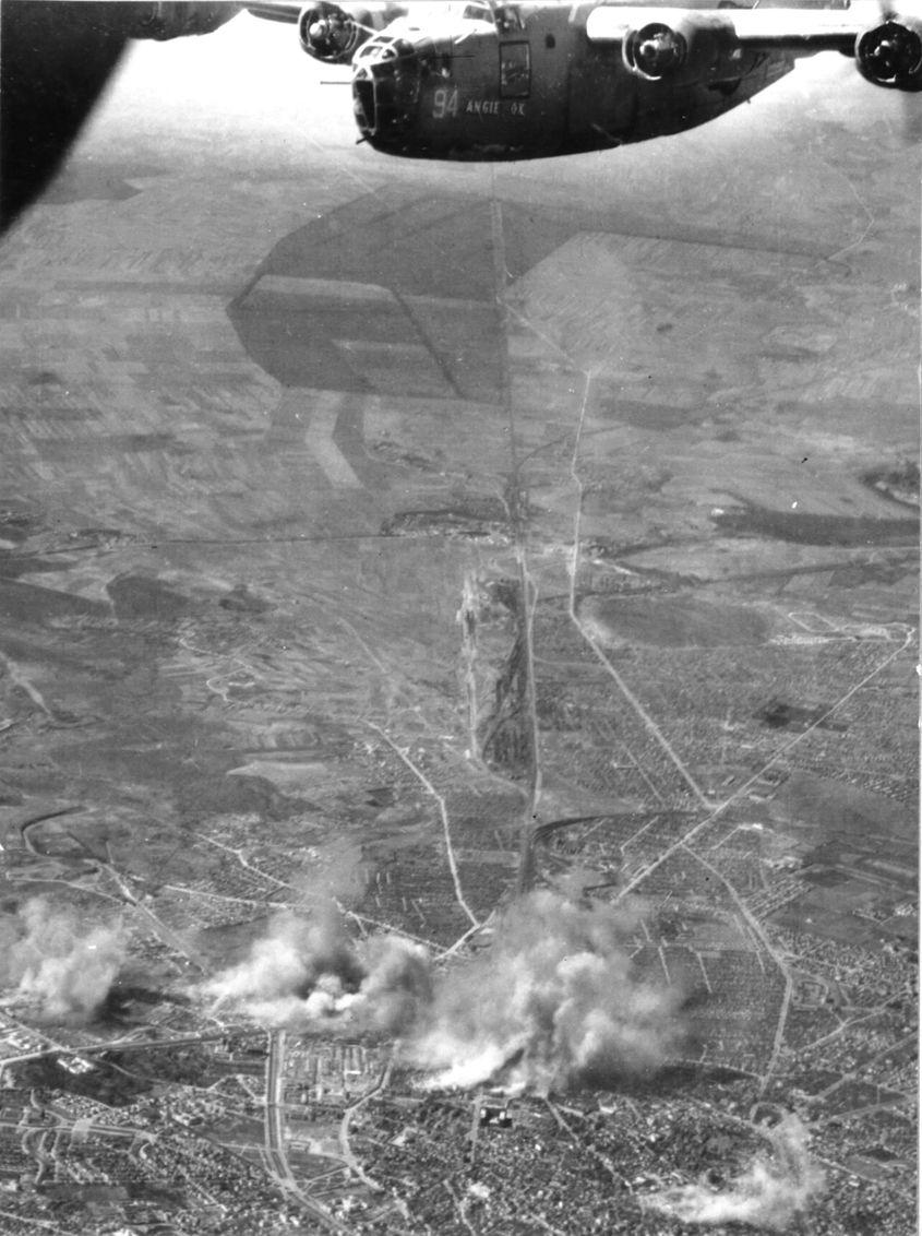 Bombardierul B-24D „Angie the Ox” - Boul Angie, din Escadrila 515, zburând deasupra Bucureștiului într-un nor de fum în 4 aprilie 1944. Sursa: National Archives and Records Administration
