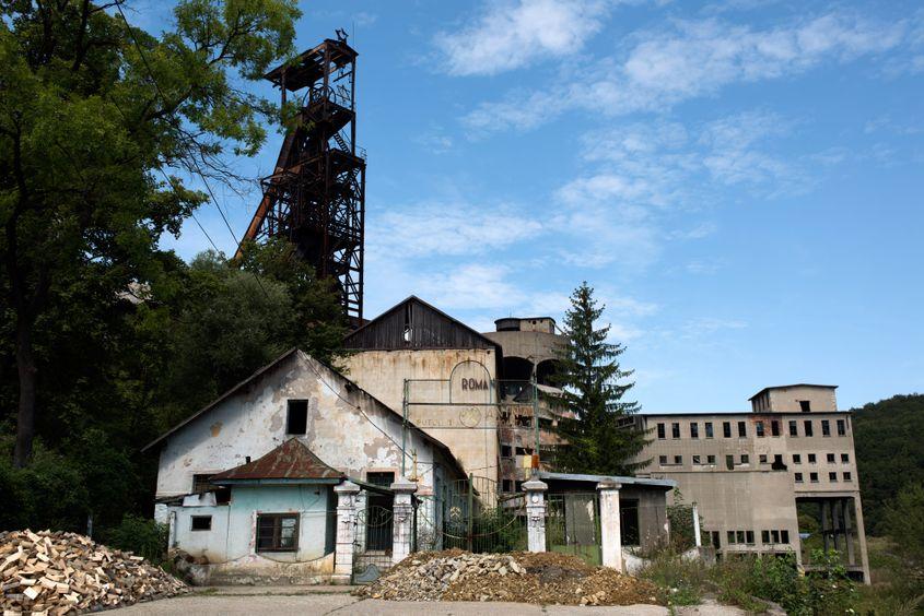 Puțul 1 al minei din Anina, în 2016. Este închis și se transformă încet în ruine. Tranziția energetică justă este responsabilitatea statului român. Foto: Raul Ștef