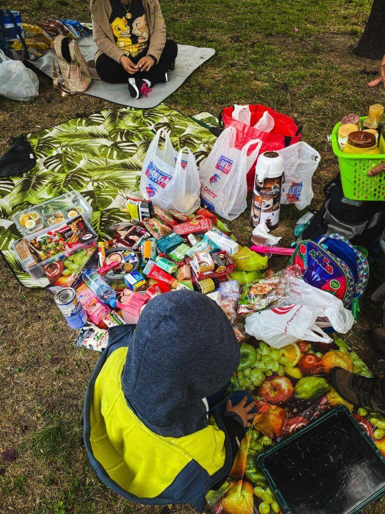 Când comunitatea de lucrători asiatici se strânge la un loc, oamenii mănâncă împreună, fac troc sau vând între ei produse locale. Foto: Luiza Popovici