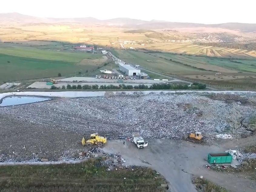 Depozitul de gunoi construit în pantă la Tărpiu. Captură video: bistriteanul.ro 