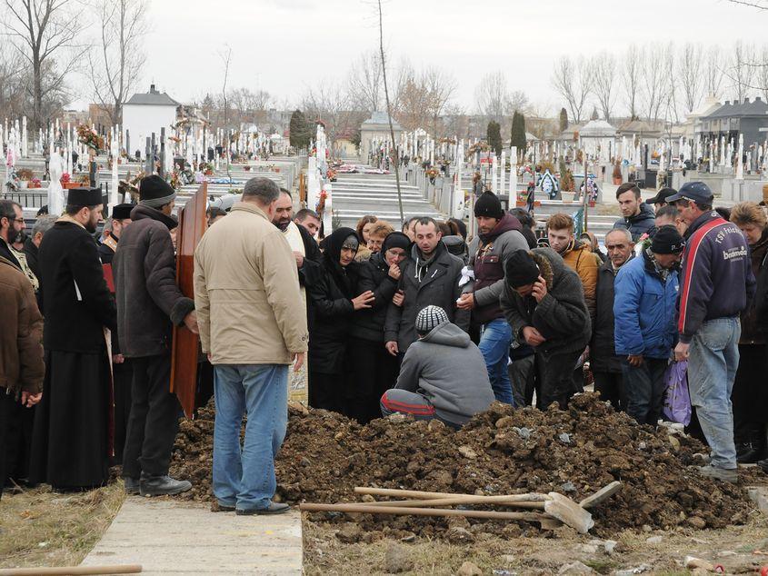 Vineri, 19 februarie, Maria a fost înmormântată în cimitirul "Sfântul Gheorghe" din Piteşti. Avea un an şi 4 luni. Fotografii: Lucian Muntean