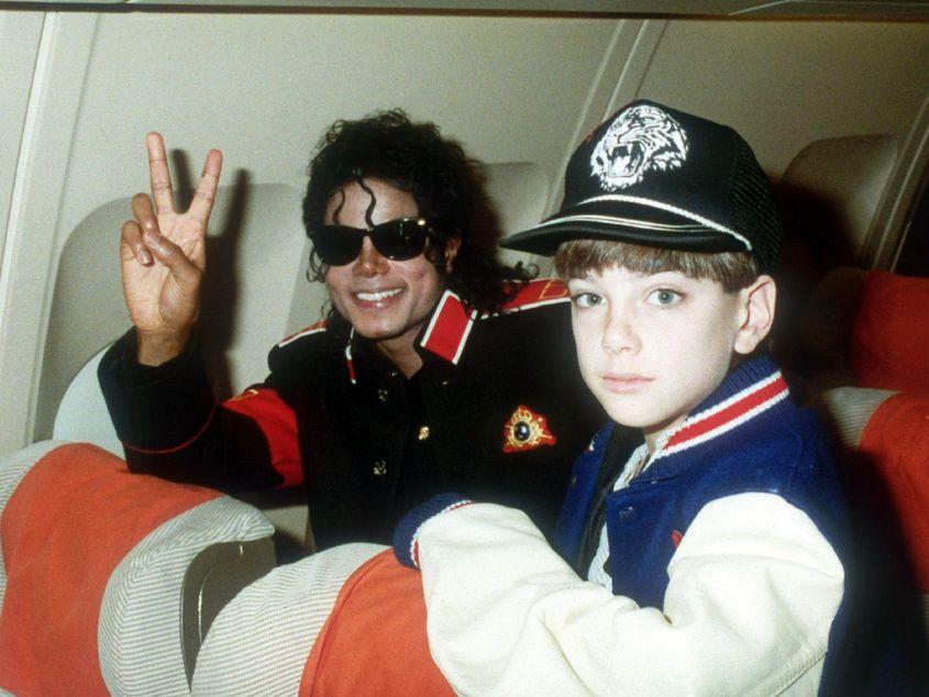 Michael Jackson și Jimmy Safechuck în timpul unui turneu din 1988. Safechuck avea atunci 10 ani.