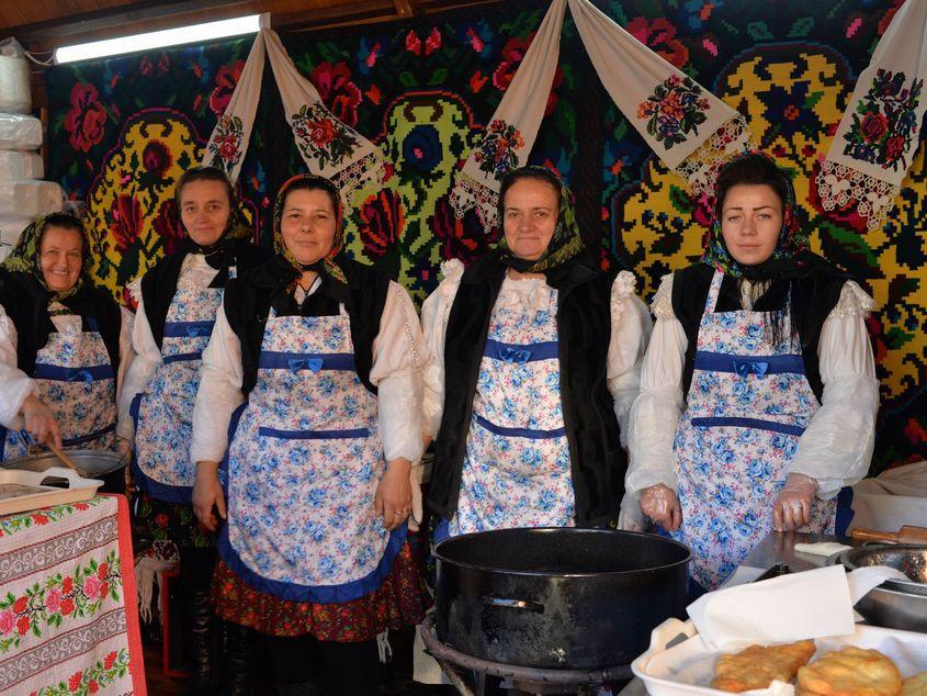 Maramureșence care și-au luat un scurt răgaz de la pregătirea bucatelor tradiționale. Foto: Lucian Muntean