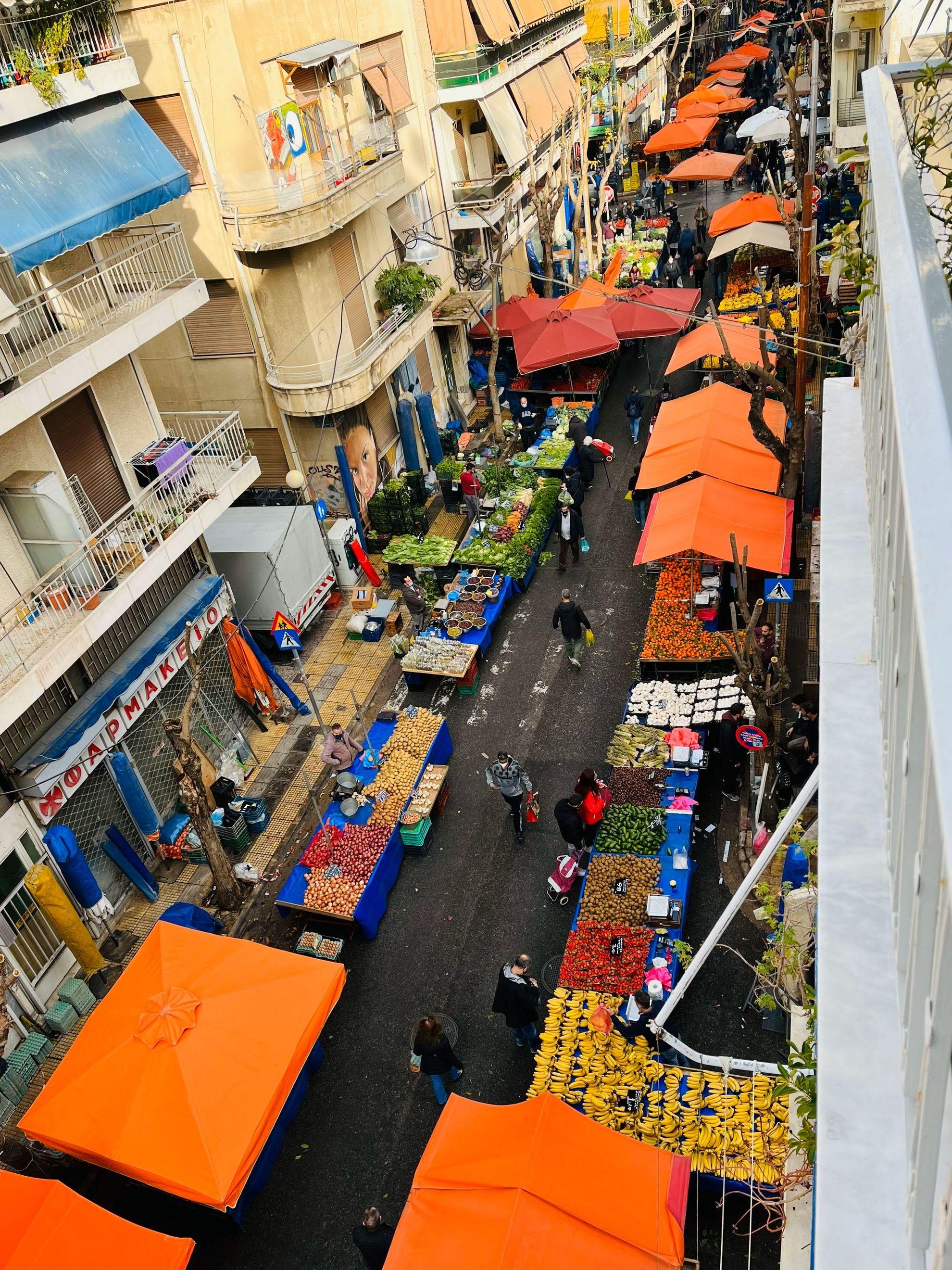 Laiki sub balcon, sâmbătă dimineața. Foto: Ioana Epure