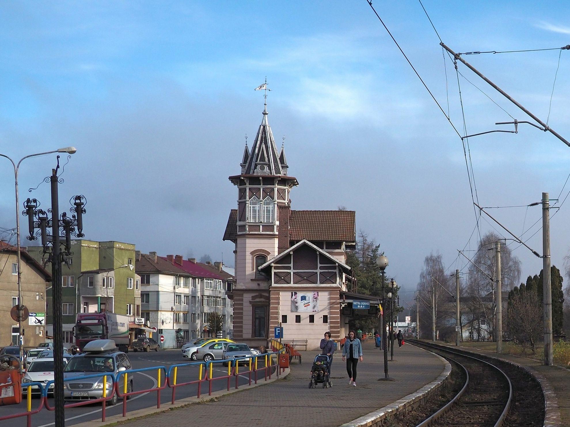 Gara Dorna Băi, azi renovată, așteaptă turiști care, cel puțin în ultima vreme, au cam pierdut trenul