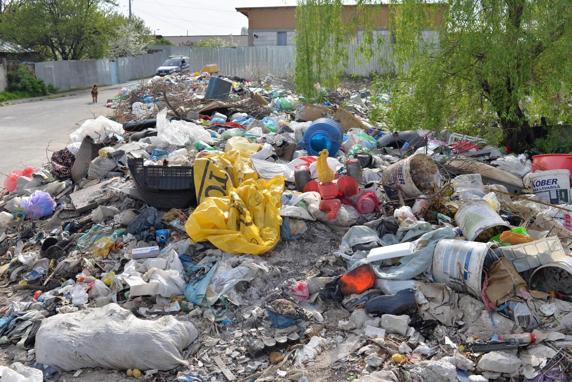 Cam aceasta este realitatea în mare parte din România în privința reciclării și a economiei circulare. Cantități imense de resurse sunt pur și simplu aruncate la gunoi. Nu vom putea pretinde că suntem sustenabili dacă nu schimbăm modul în care tratăm produsele și ambalajele de care nu mai avem nevoie. Foto: Lucian Muntean