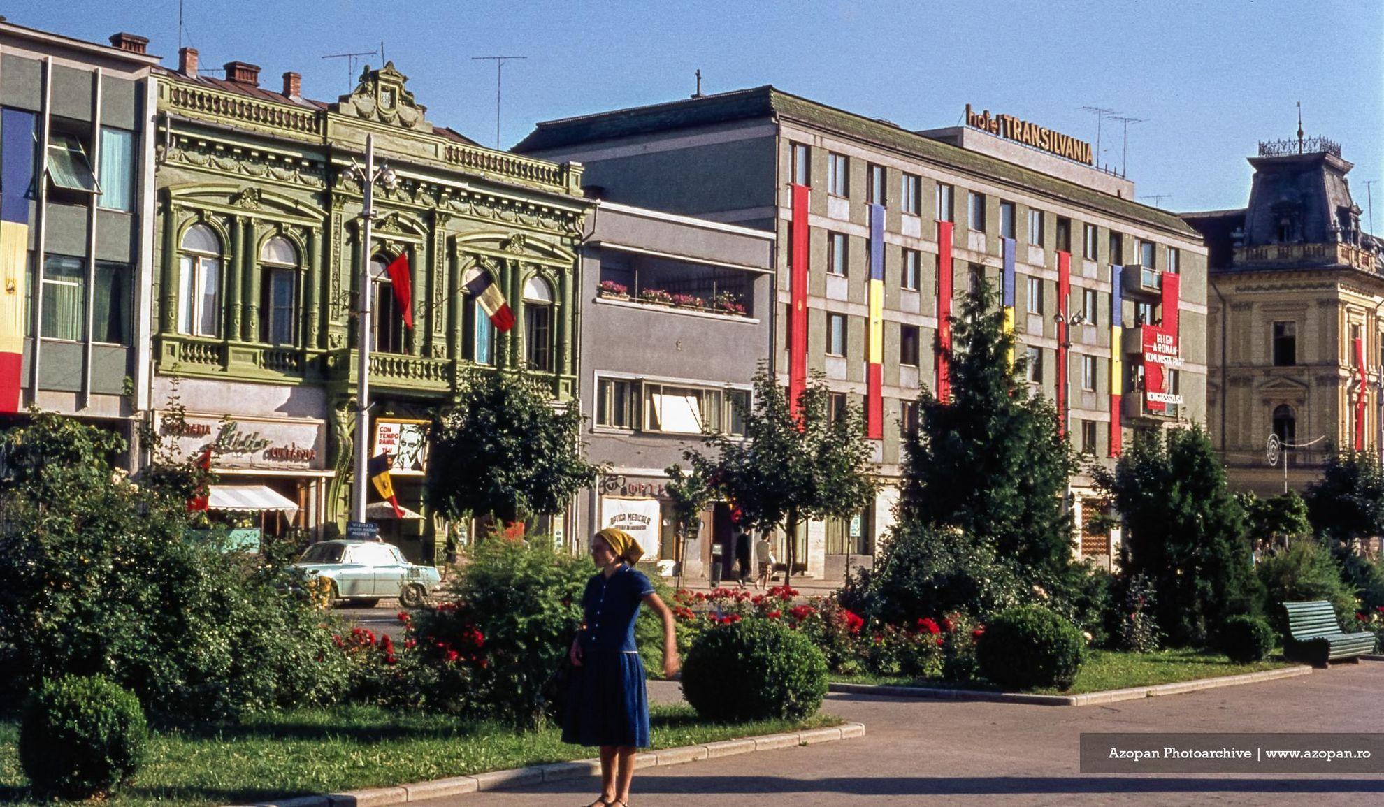 Târgu Mureș, în anii '70, infuzat de tricolor, la fel ca și Cluj-Napoca în perioada Funar. Foto: Azopan.ro (c)