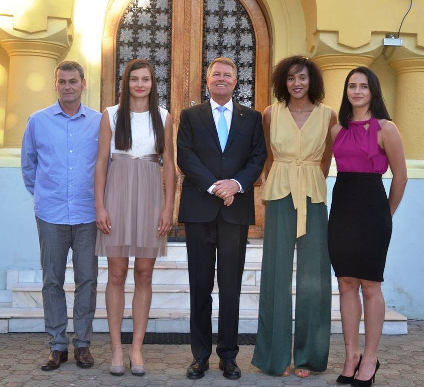 Nneka (a doua din dreapta) și colegele sale de la Volei Alba Blaj au fost felicitate de președintele Iohannis după performanța istorică din Liga Campionilor Foto: Pagina de Facebook a clubului Volei Alba Blaj